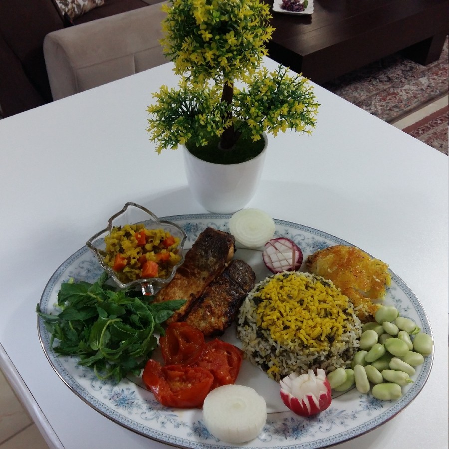 عکس سبزی پلو با برنج دودی و ماهی