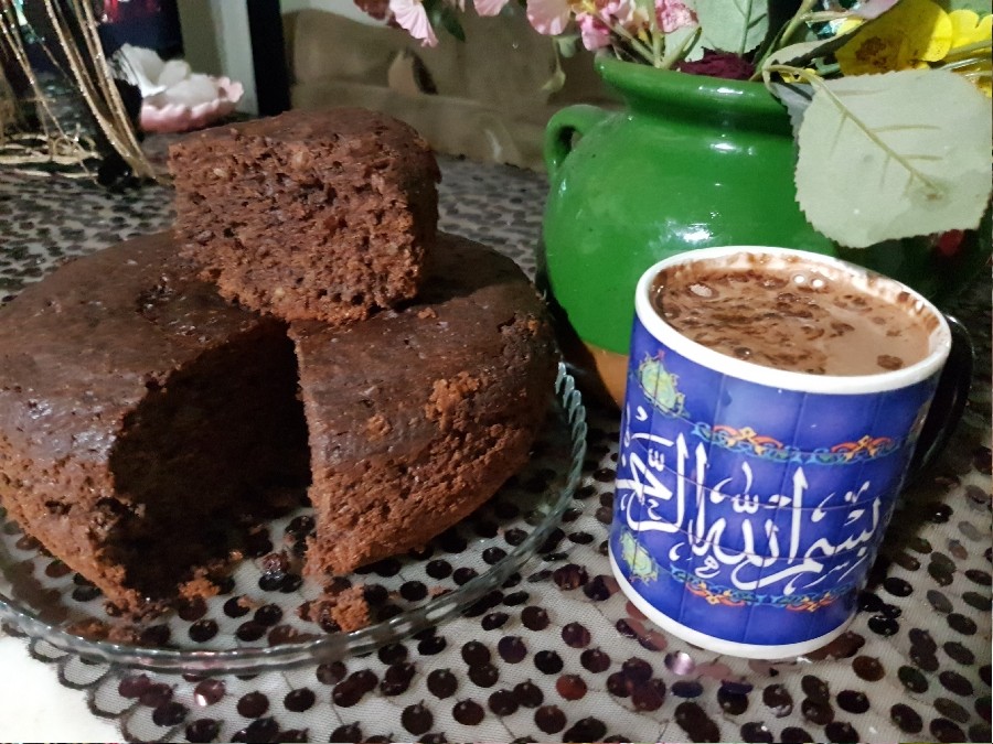 عکس کیک شکلاتی باگردو وکشمش فراوان وشکلات داغ