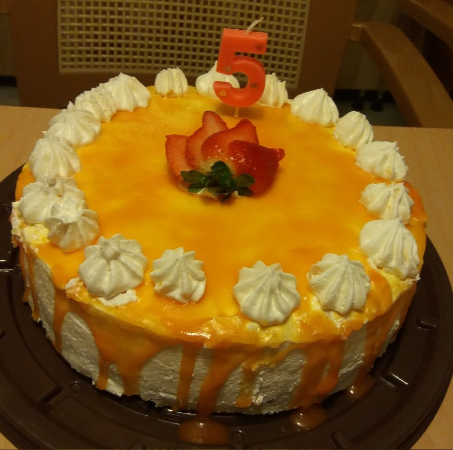 عکس کیک هویج و پرتقالی با روکش خامه و سس پرتقال