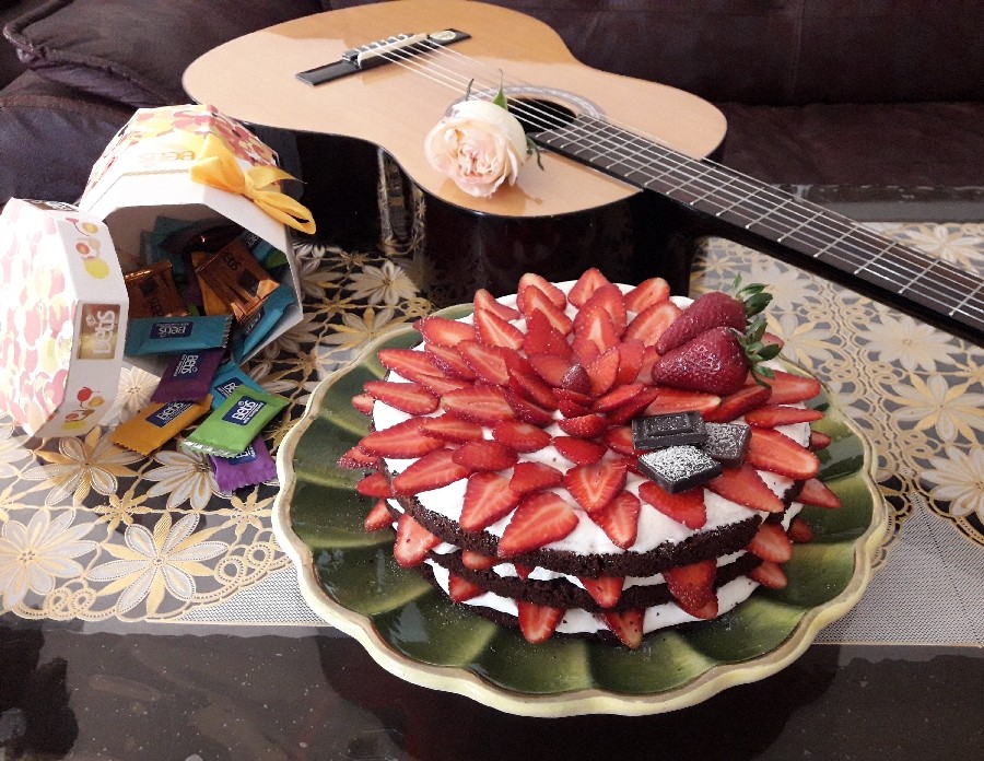 عکس کیک شکلاتی با تزیین خامه و توت فرنگی