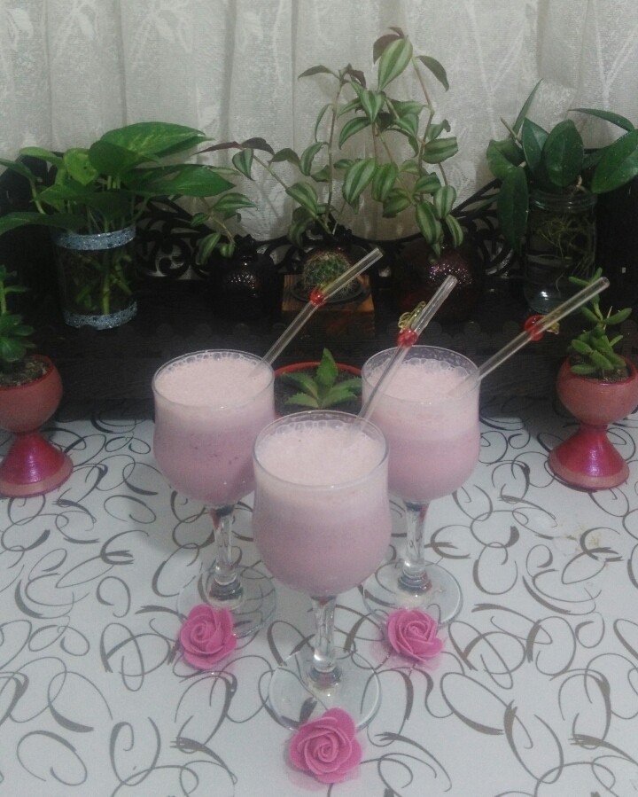 شیر توت فرنگی