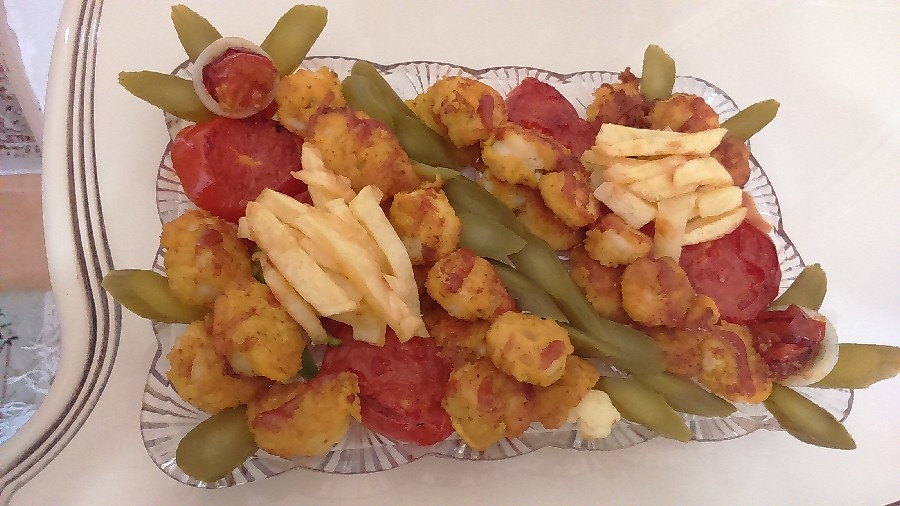عکس میگو پفکی با سیب زمینی و گوجه سرخ شده