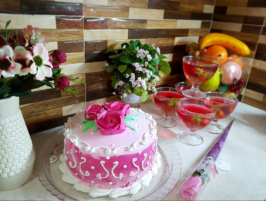 عکس کیک خامه ای و ژله ویترینی توت فرنگی