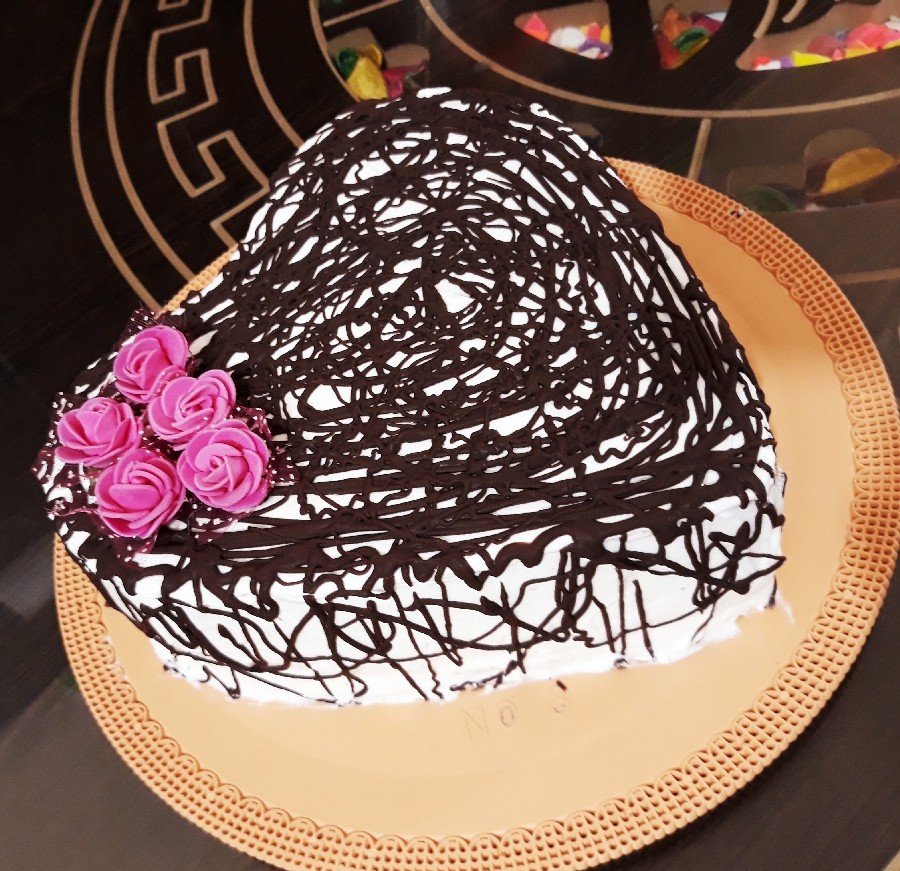 کیک نارگیلی با روکش خامه و شکلات