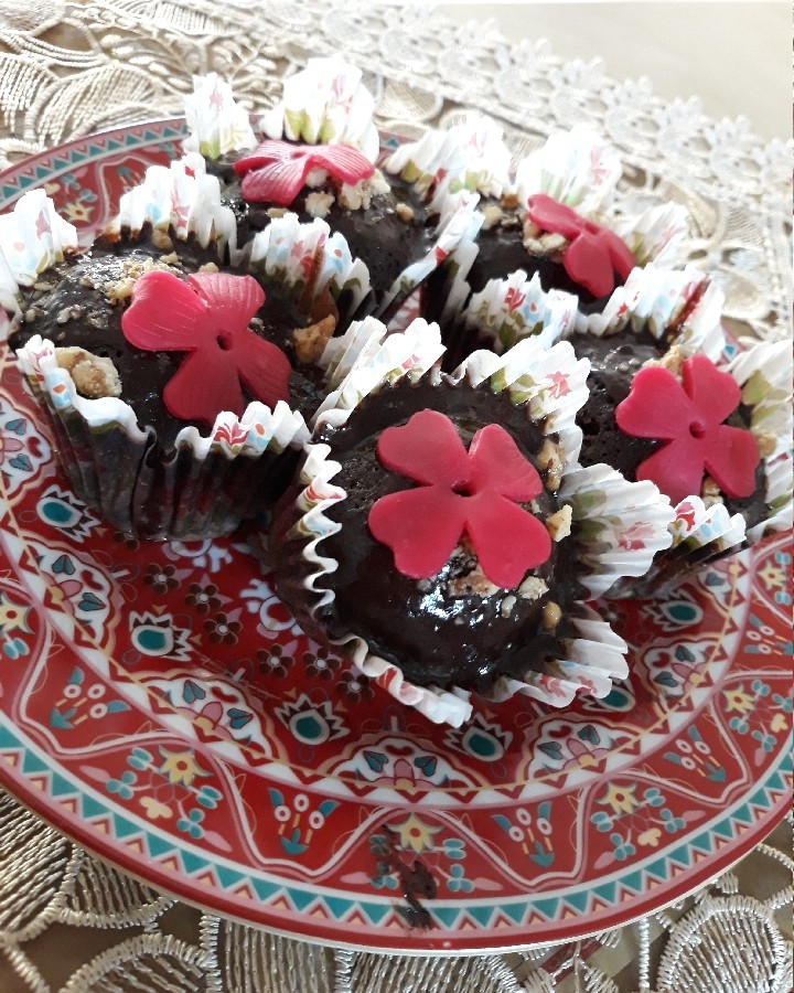 عکس کاپ کیک شکلاتی خیس با تزئین گل ژلارد از دستور دوست خوبمون زینب سادات 