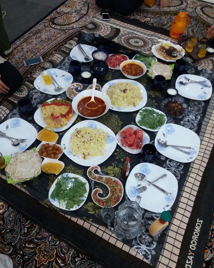 اینم از سفره افطار . نماز روزتون قبول باشه پاپیونی های مهربووون??????