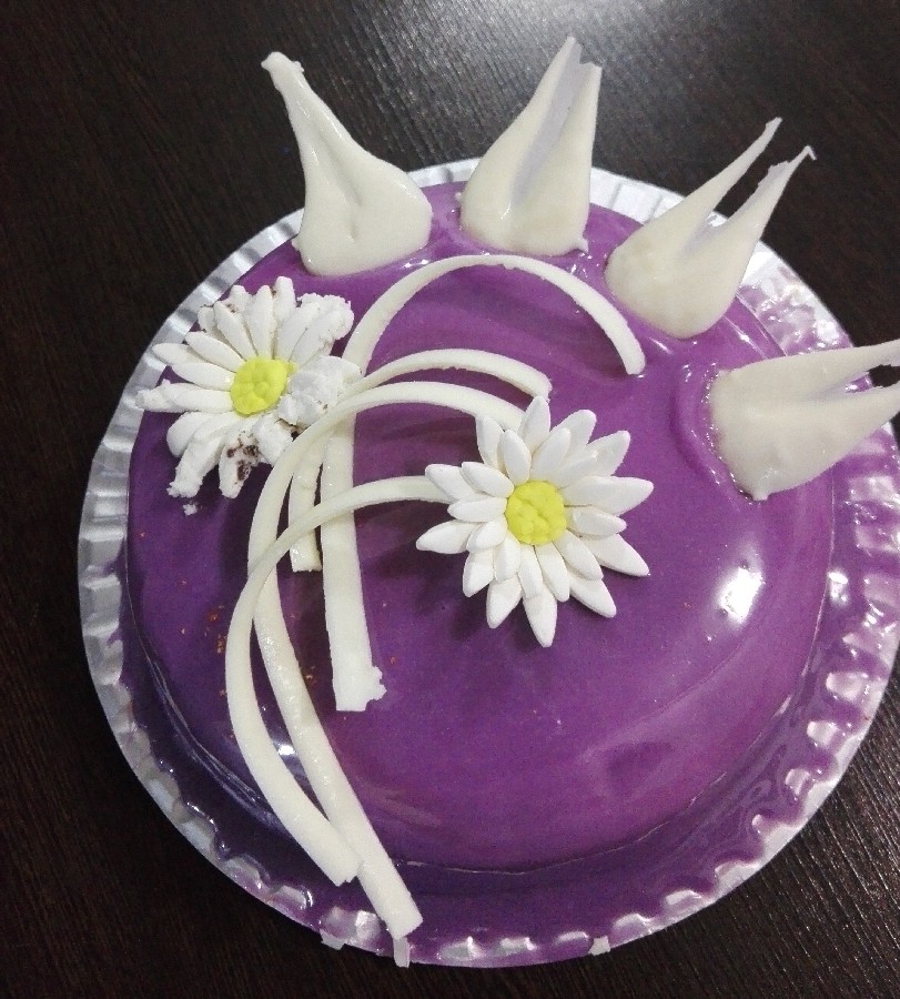 عکس کیک من با روکش سس فرانسوی (سس براق)با تزیین شکلات سفید و گلهای شکری ????