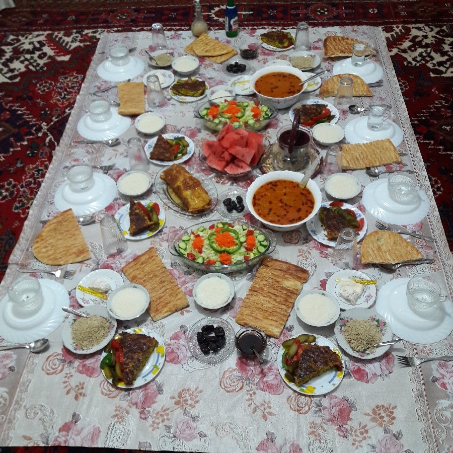 سفره مهمان افطار روز 10 ماه رمضان. 