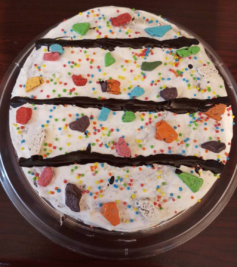 عکس کیک با تزیین خامه و ترافل رنگی 