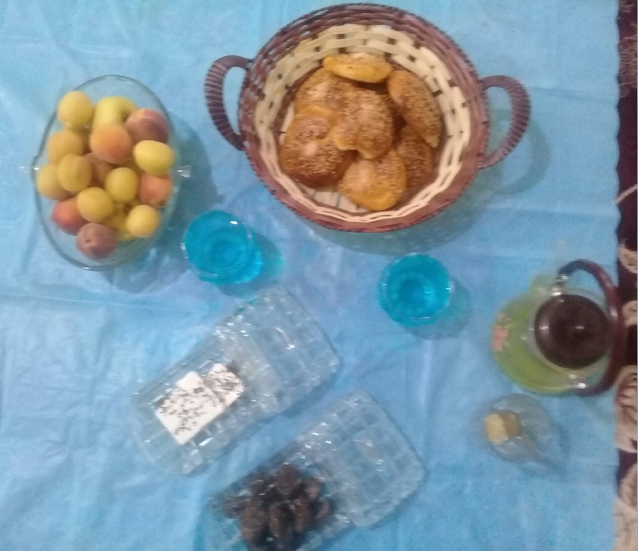 عکس سفره افطار ساده ما با پخت نان خانگی خودم پز