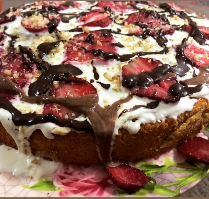 کیک اسفنجی با توت فرنگی و خامه ‌و شکلات 
