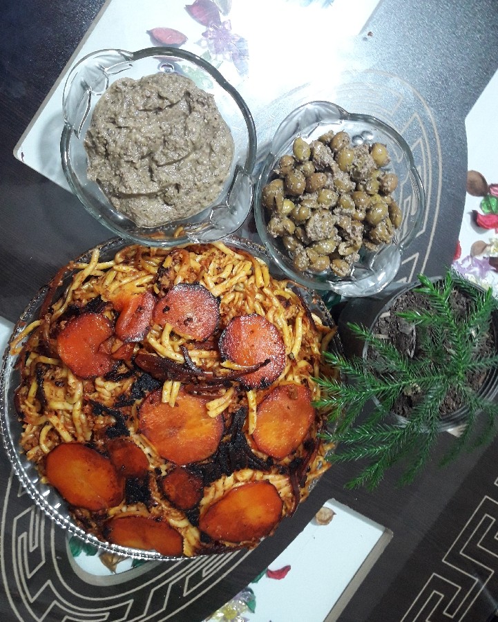 عکس اینم افطار امروز ماکارونی،کالکباب،زیتون پرورده