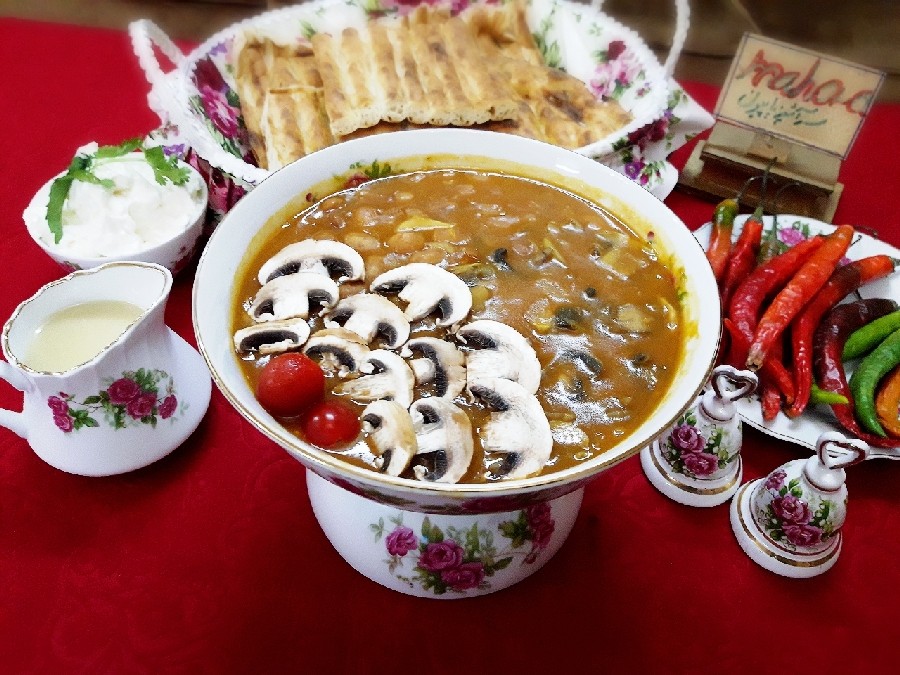 عکس خوراک لوبیا چیتی با قارچ 