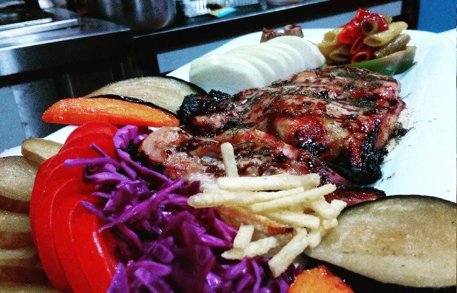 استیک مرغ با گرین سس میکس انار و سبزیجات تازه