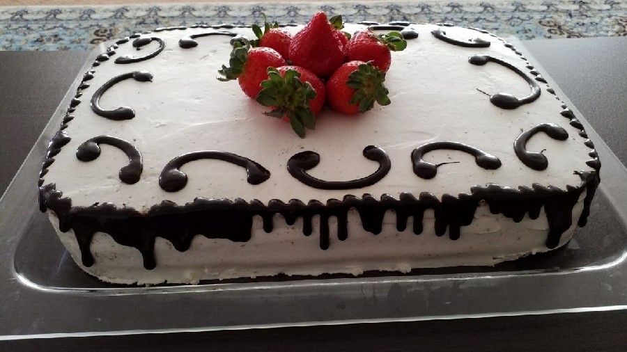 عکس کیک خامه ای با لایه توت فرنگی وکاکائو برای مهمان های عزیزم