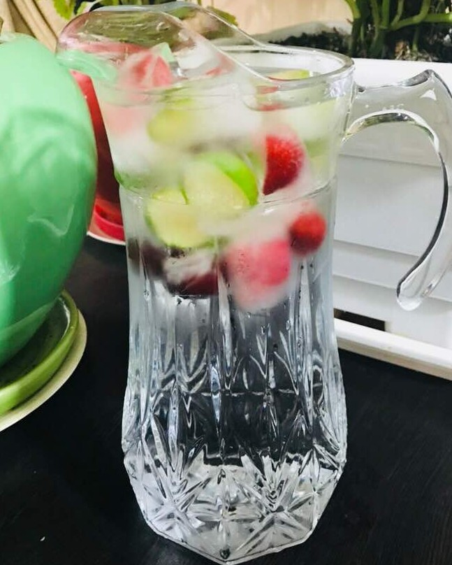 آب یخ با تزیین میوه