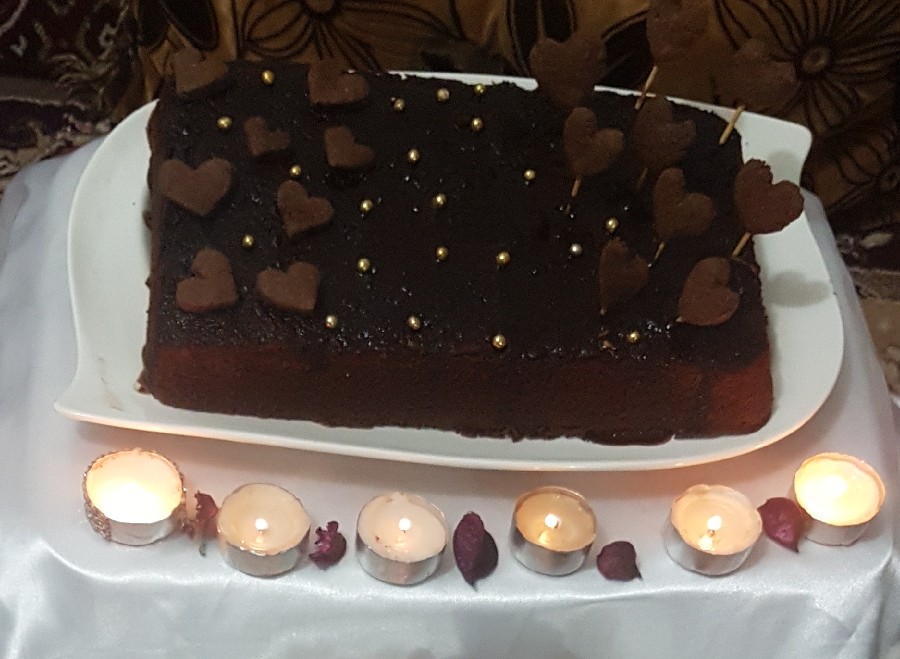 عکس اینم نمای نزدیک کیک کار خودم  تولد آقامون باتزیین کوکی شکلاتی گاناش 