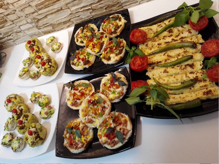 عکس مینی پیتزا گوشت و سوسیس