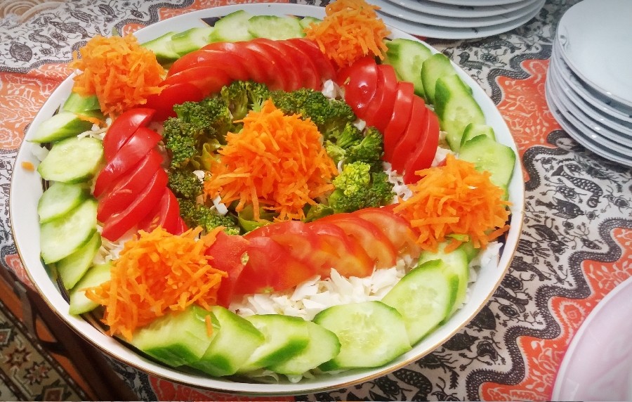 عکس سالاد فصل با دیزاین کلم بروکلی و گوجه