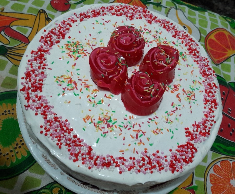 عکس کیک تولد با تزیین ژله رولی