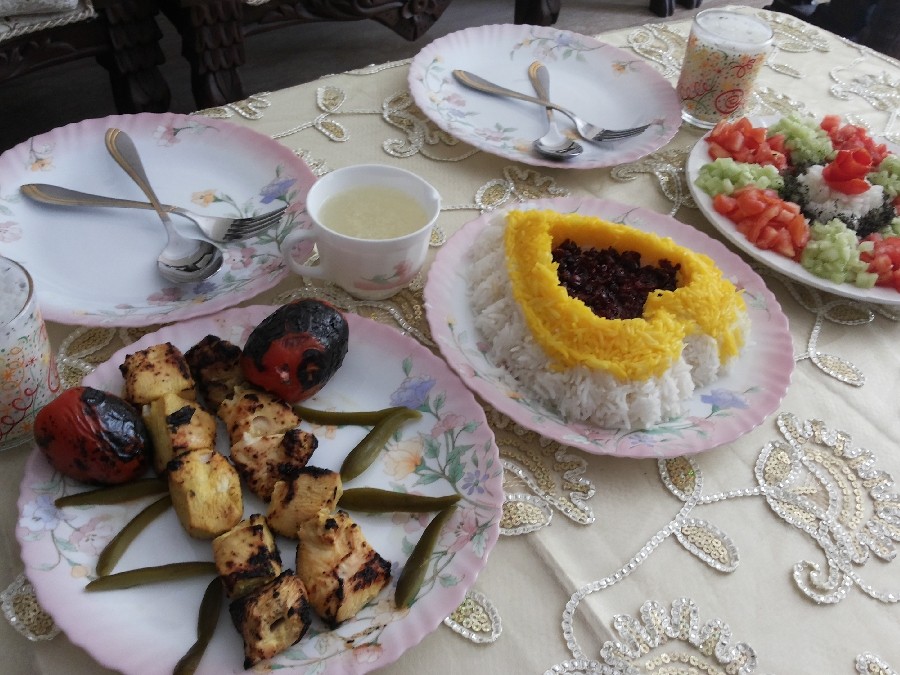 عکس برنج وجوجه وسالاد شیرازی ناهار امروز ما 