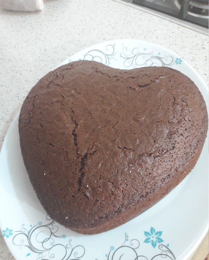 کیک شکلاتی برای عصرونه پسرم و دخترم (البته ببخشید که تزیینش نکردم اخه عجله داشتن برای خوردنش)