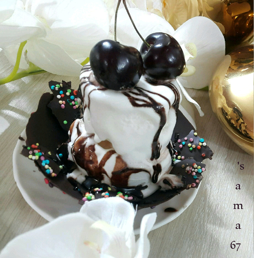 عکس بستنی میوه‌ای شکلاتی با کاسه شکلاتی
