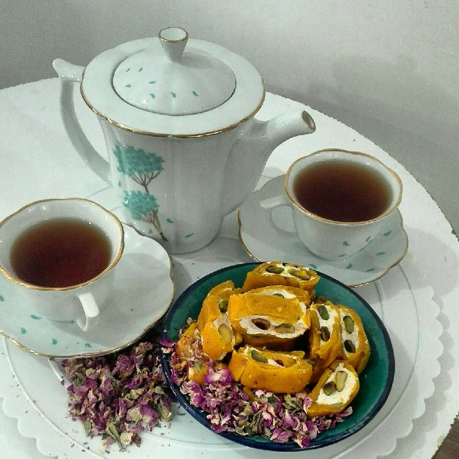 عکس چای گل محمدی وسوهان گزی