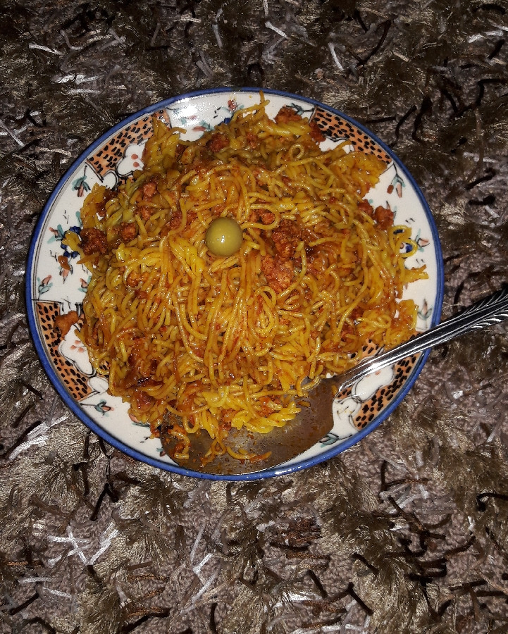 عکس ماکارونیی خووشمزه با گوشت مرغ وروغن کنجد