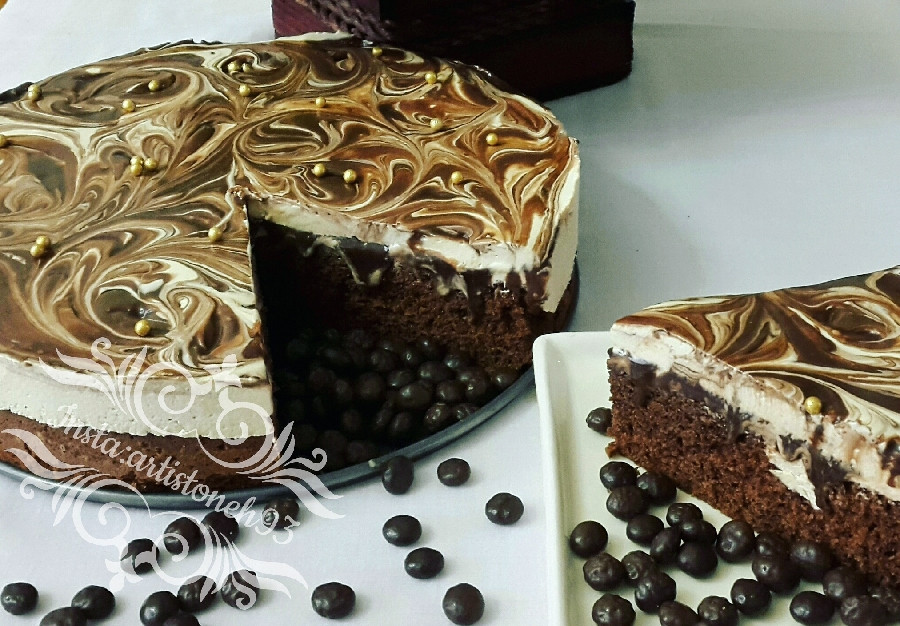 کیک شکلاتی با رویه کرم پنیری با طعم نسکافه و شکلات 