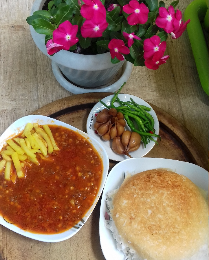 عکس نهار امروز قیمه با پلو کته وسیر ترشی جای همتون خالی