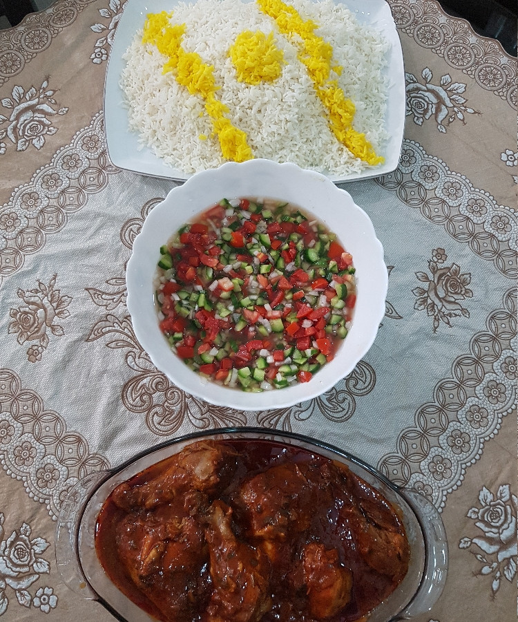 عکس خوراک مرغ با سالاد شیرازی 
