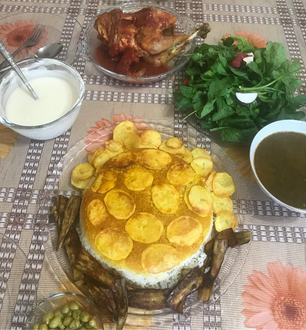 عکس مرغ محلی و برنج با ته دیگ سیب زمینی و دورچین چیپس و بادمجون