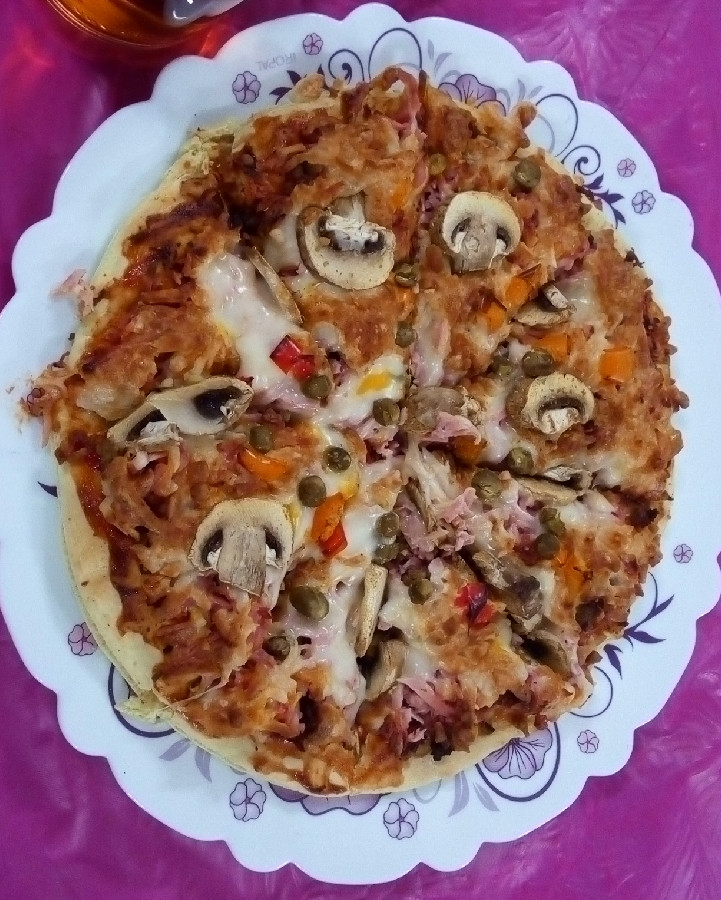 عکس سلام دوستان گل..شام دیشبمون پیتزا گوشتو قارچ ،سیب زمینی شکم پر و پیراشکی برای خودمو همسر جان?