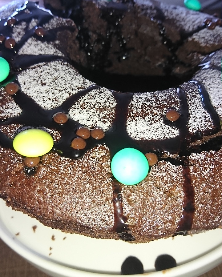 عکس کیک شکلاتی با رویه سس شکلات و اسمارتیز نعنایی
