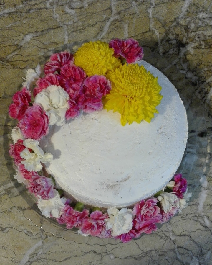 کیک تولد با گل طبیعی