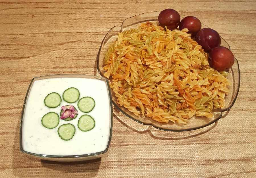 عکس ماکارونی زاتزیکی (ماست و خیار یونانی)