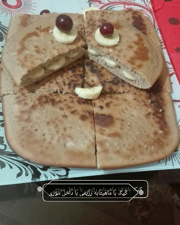 عکس کیک ساده با ماهیتابه رژیمی با داخل موزی