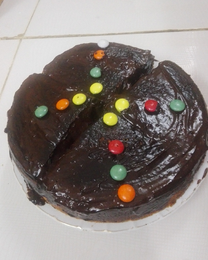 کیک اسفنجی با رویه شکلاتی.