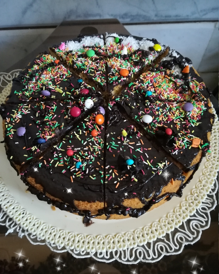 عکس کیک با روکش گاناش و شکلات قالبی 
