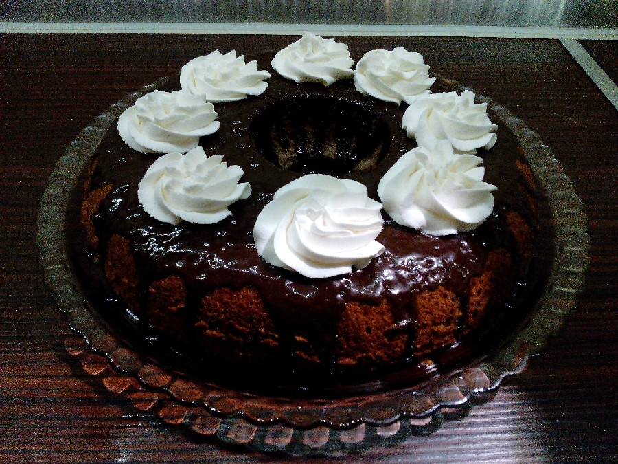 کیک شکلاتی با روکش گاناش و خامه