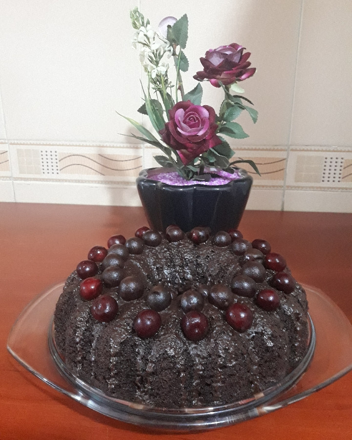 کیک شکلاتی با تزیین آلبالو?