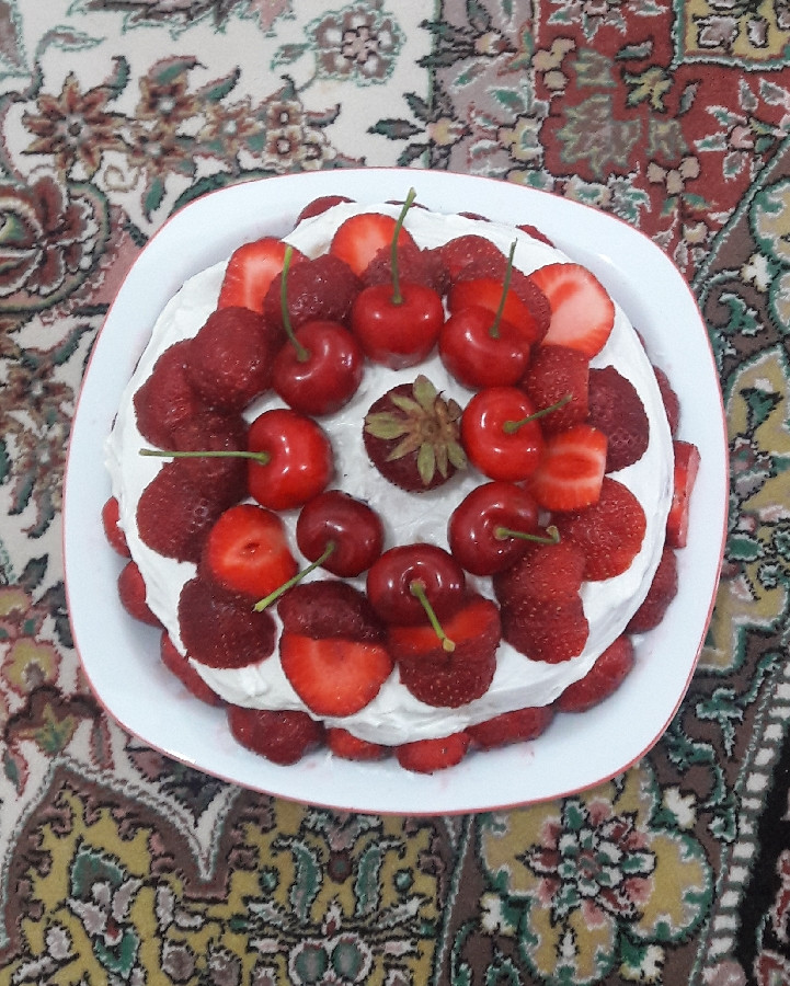 عکس کیک خامه ای با تزئین توت فرنگی و گیلاس
