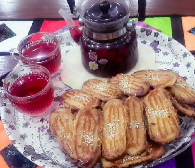 عکس شیرینی پادرازی به همراه چای آلبالو