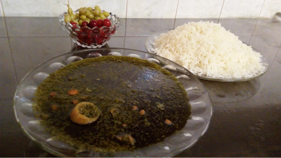 عکس قرمه سبزی باترشی البالووغوره که هردوتاش مال حیاط خودمونه
