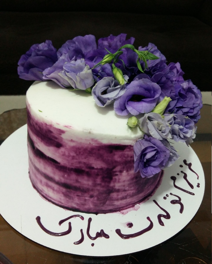 عکس کیک خامه ای با گلهای طبیعی
