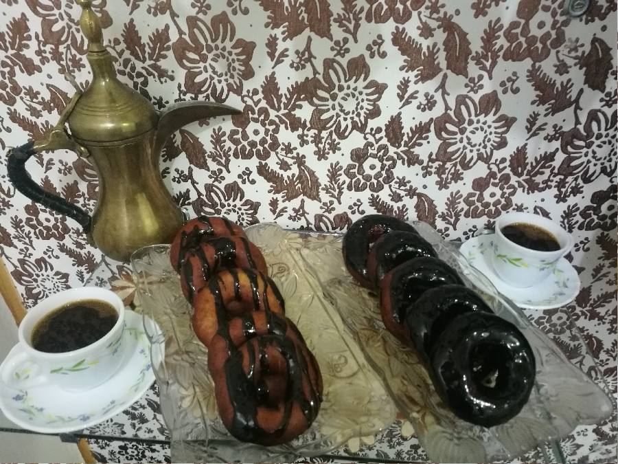 عکس دونات همراه با دوفنجان قهوه عرب