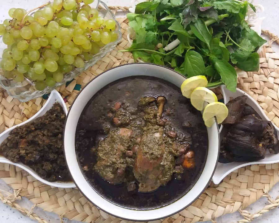 عکس قرمه سبزی با لوبیا سیاه و کنسرو نخود فرنگی خونگی