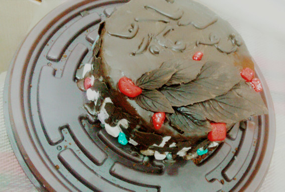 کیک شکلاتی با روکش خامه وشکلات