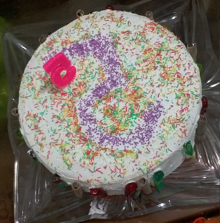 کیک تولد دخترم با تزئین ساده